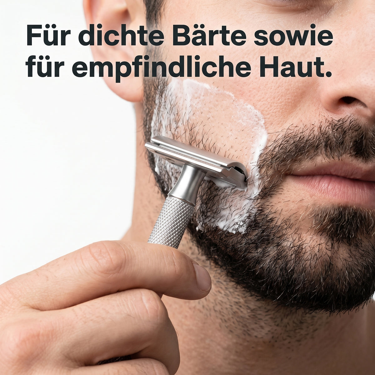 Für dichte Bärte sowie für empfindliche Haut – Mann rasiert sich mit dem EdgeOne